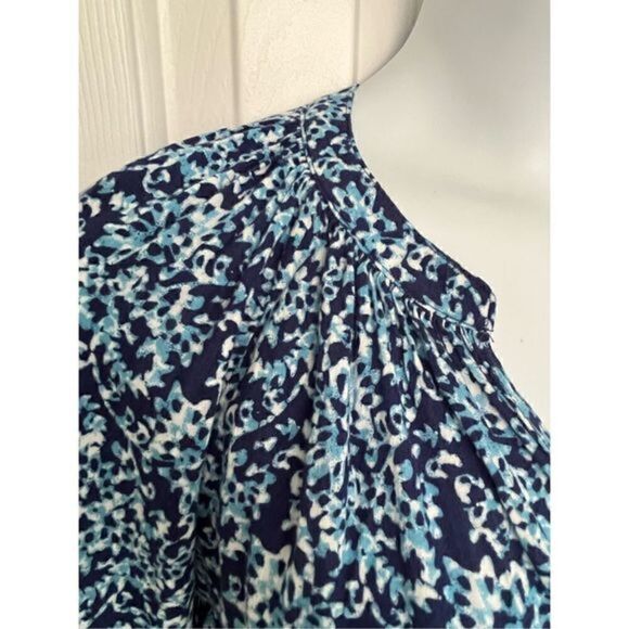 Gap V-neck Blue and black top with geometric design. Size Medium. - Picture 3 of 5